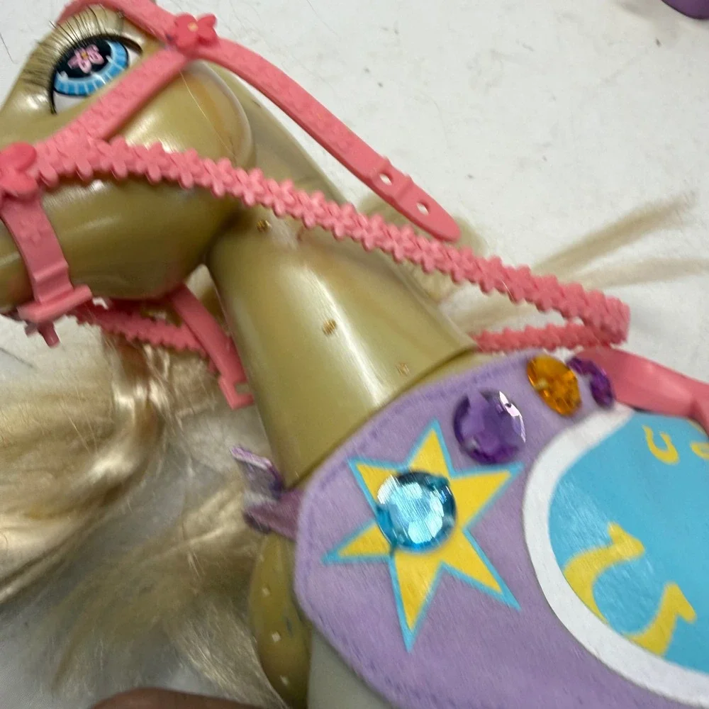 VTG Funrise Sassy Stable Horse and Accessories Lot Tan Purple Blue Yellow